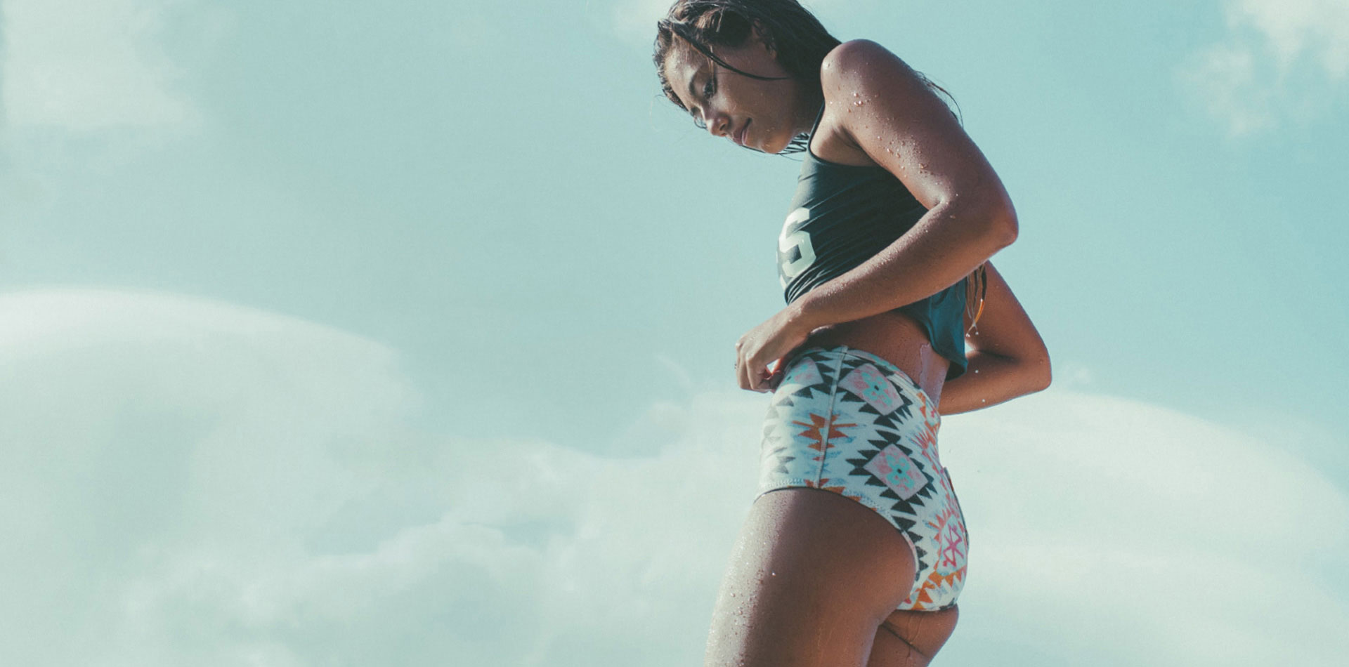 빌라봉 여성모델이 모노키니를 입은채로 아래를 응시하는 이미지