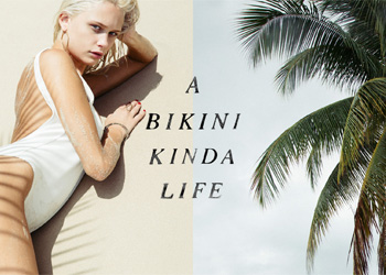 A BIKINI KINDA LIFE 흰색 올인원 원피스를 착용한 금발 모델의 이미지
