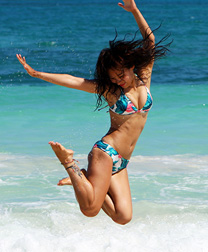 해변에서 점프하는 진혜랑 선수의 이미지