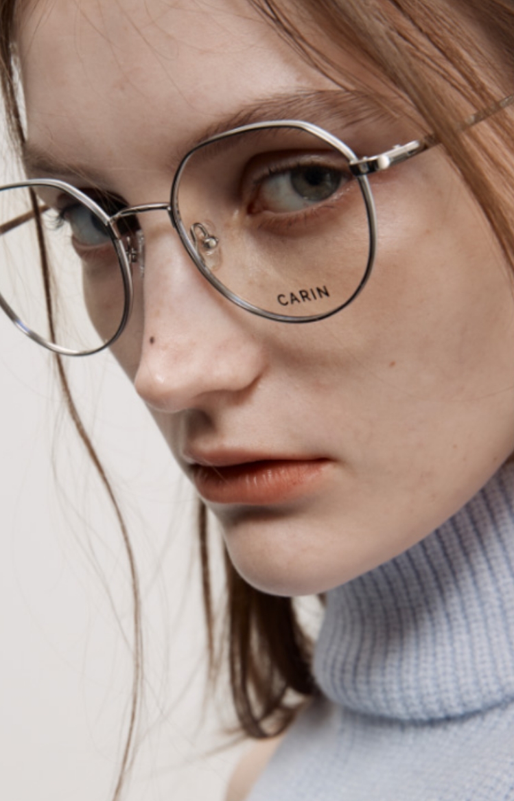 Carin의 여성모델이 PINNE 컬렉션의 안경을 착용한 이미지